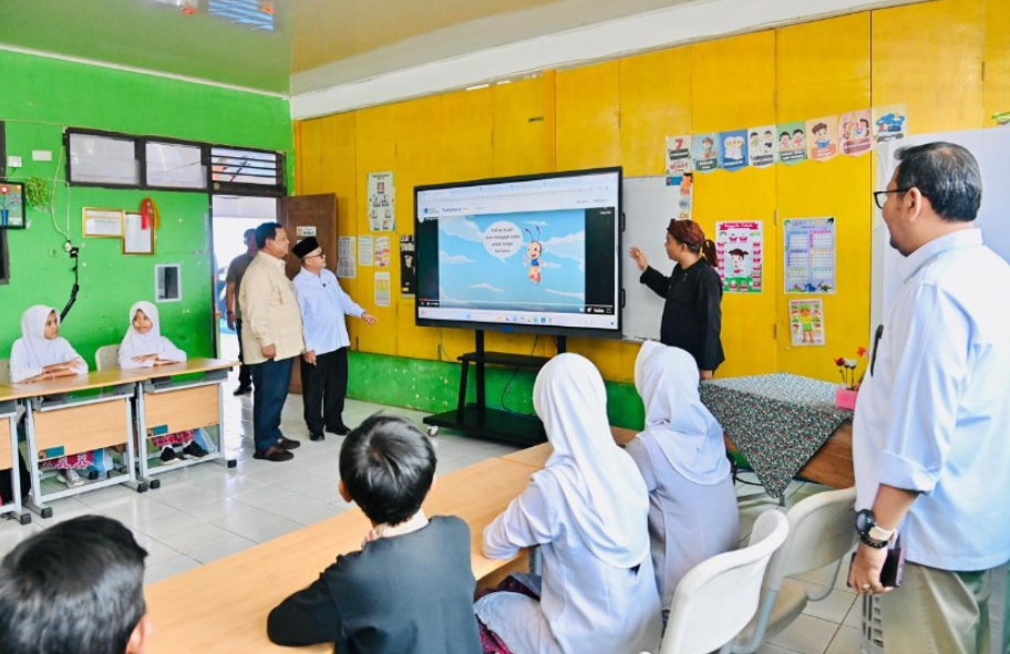 Pemerintah Targetkan Setiap Sekolah Punya 6 Smart Board pada Akhir 2027, Tahun Depan Ditambah 2 Unit